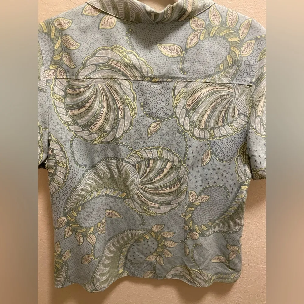 Tommy Bahama 100% Silk Button Down Tropical Blouse With Mother Of Pearl Buttons. - Image 6