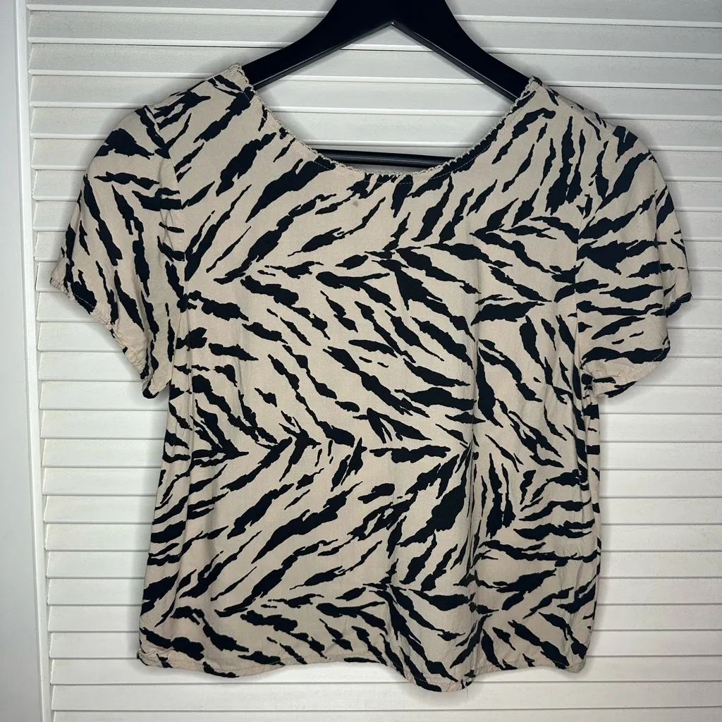 🖤✨Abercrombie & Fitch Black and Tan Animal Print Short Sleeve Blouse - Image 2
