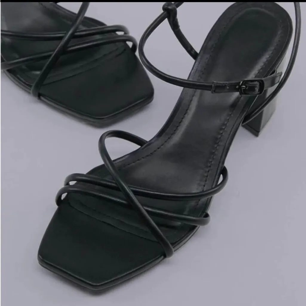 Black sandal heels - Image 2