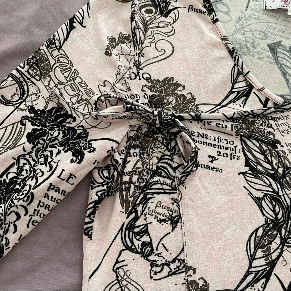 Armand Thiery Affinites French pink novelty newspaper boho blouse, size 2 art - Image 7