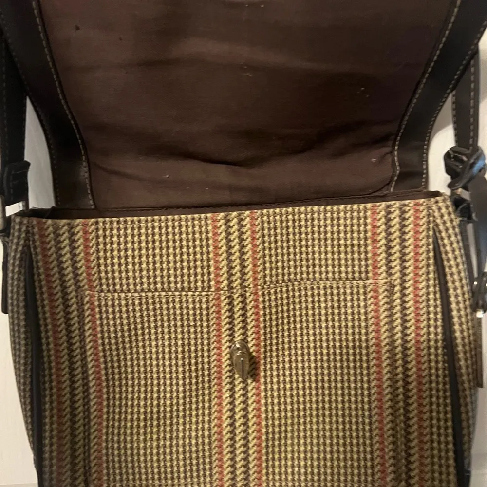 Liz Claiborne Plaid Cross Body/Shoulder Handbag Multi Pockets - Image 3