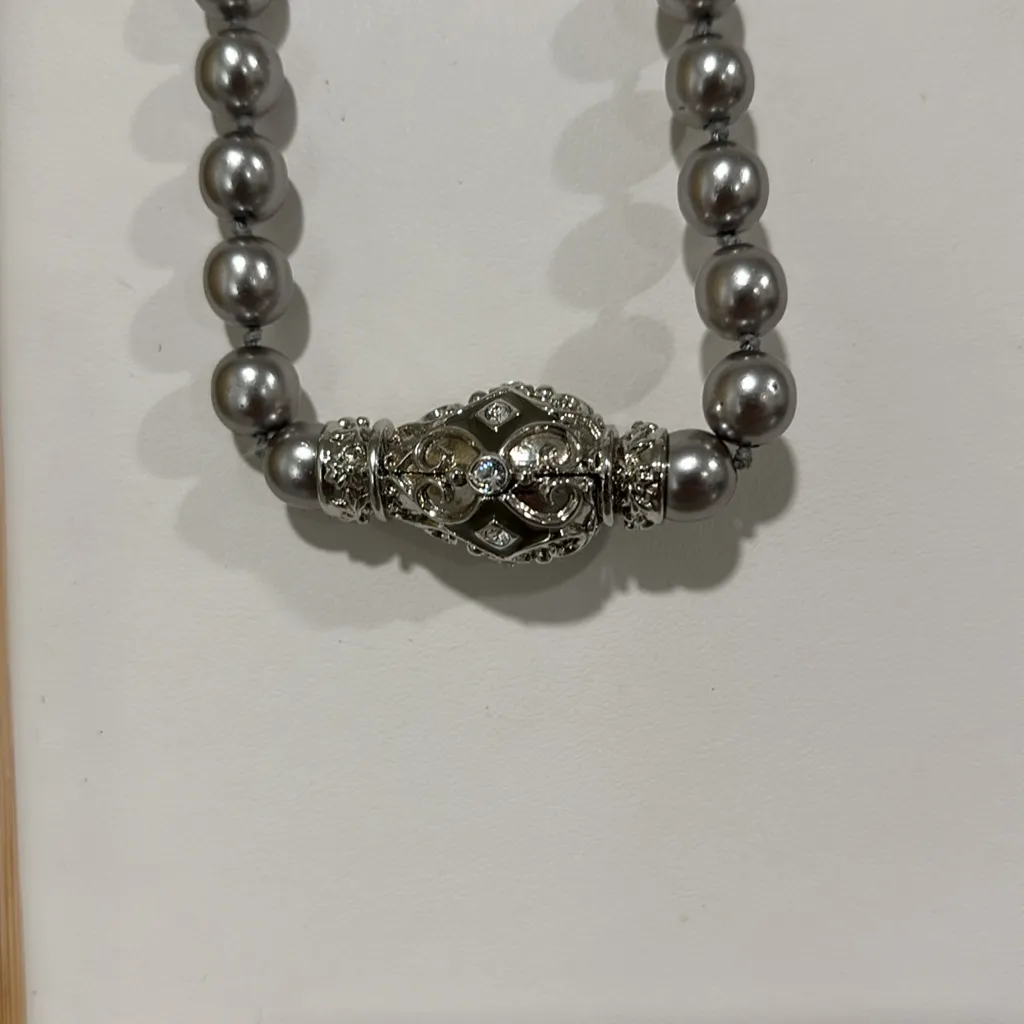 Vintage Joan Rivers Necklace Grey Faux Pearl Glass Magnetic Clasp Silver - Image 3