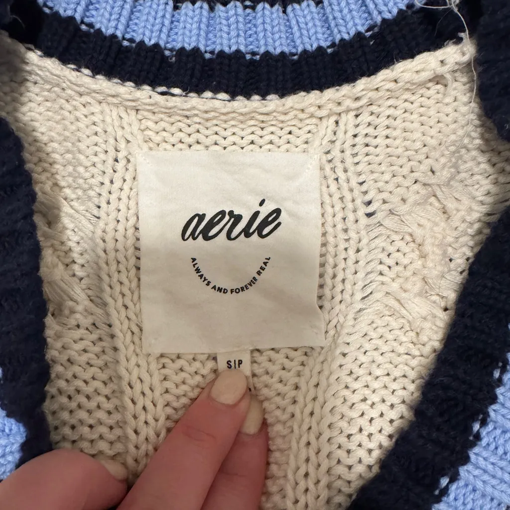 Aerie Cropped Cable V-Neck Sweater - Image 4