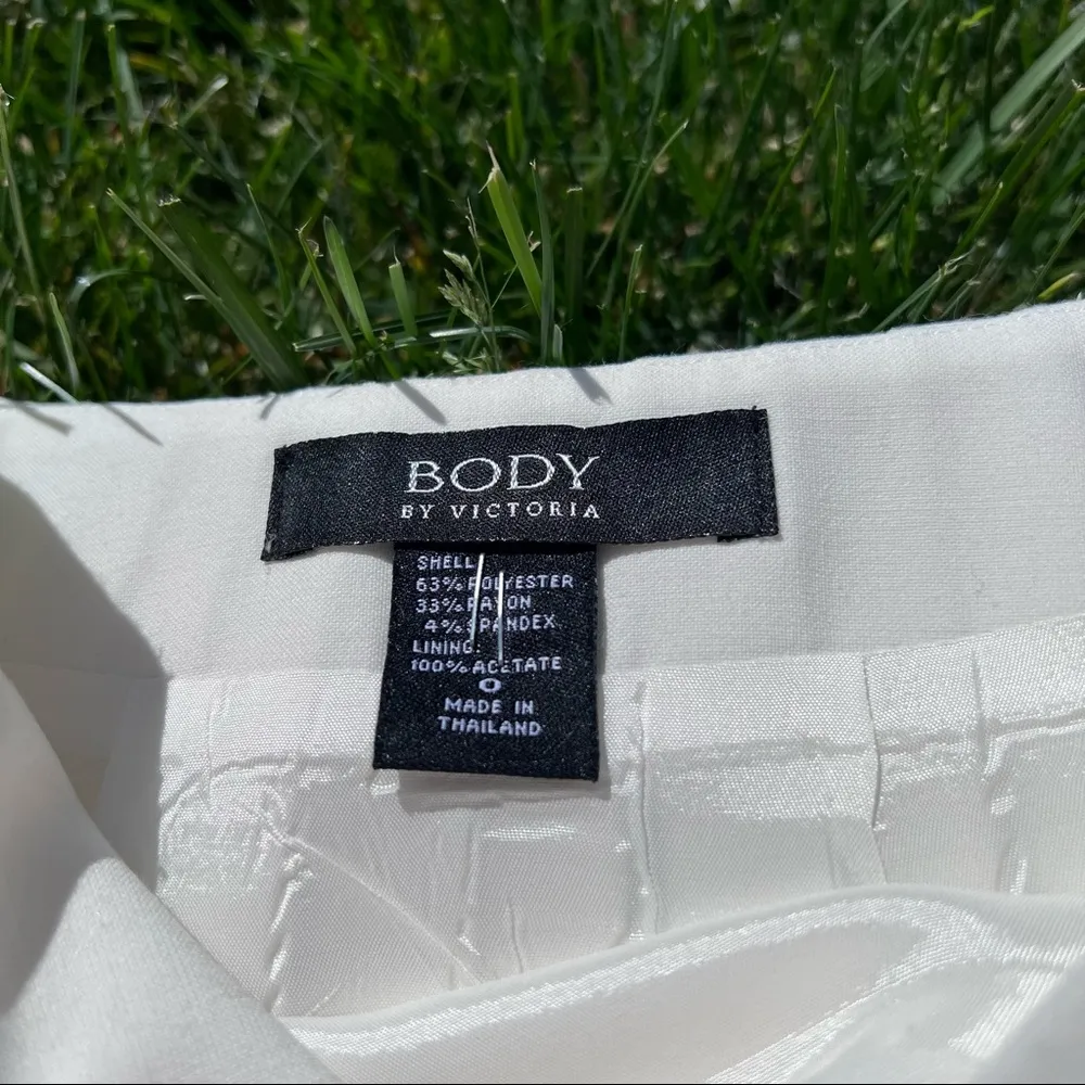 HP⭐️ Body By Victoria White Pleated Mini Skirt - Image 2