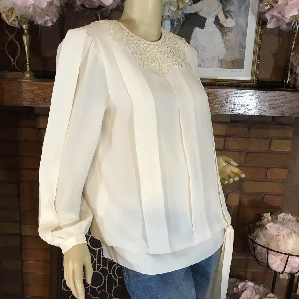 VINTAGE 1990'S CHIMNEY RIDGE CREAM PLEATED, TIE WAIST, CROCHET LACE BLOUSE (12) - Image 7