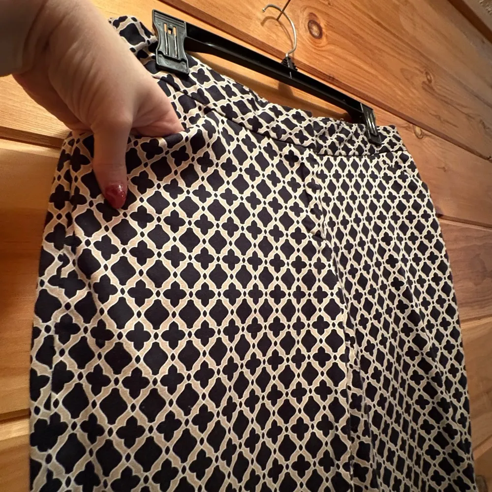 Laundry By Shelli Segal Black and Tan Cropped Pants - Image 3