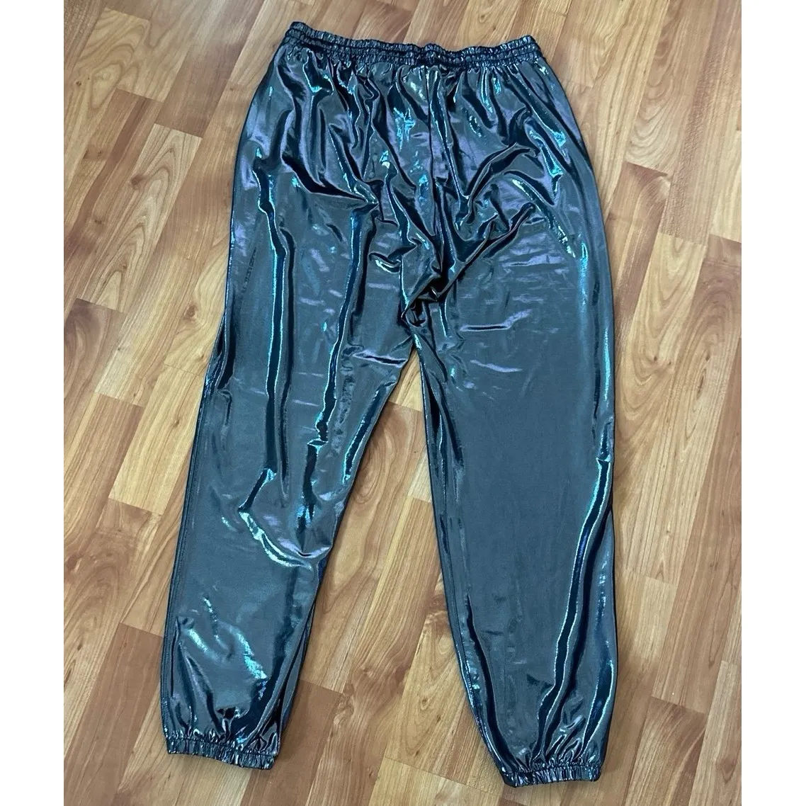 Gap women's metallic jogger pants with elastic waist - Image 3
