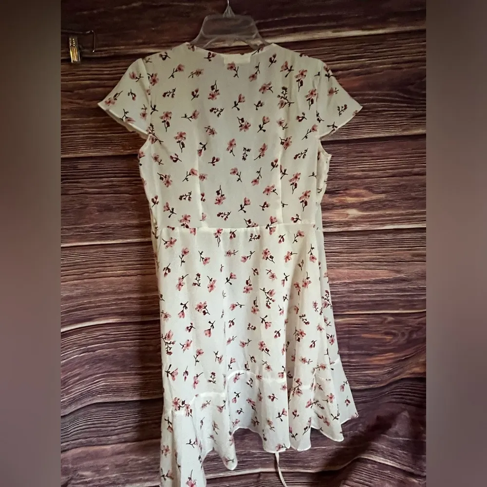 Romwe   Wrap Around Flower Dress. Size Medium/ 6. - Image 3
