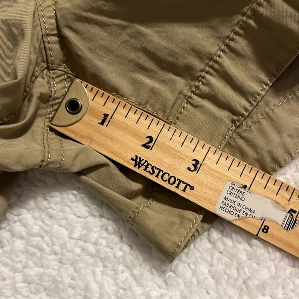 BANANA REPUBLIC size 8 khaki shorts Martin fit straight leg sits below the waist - Image 3