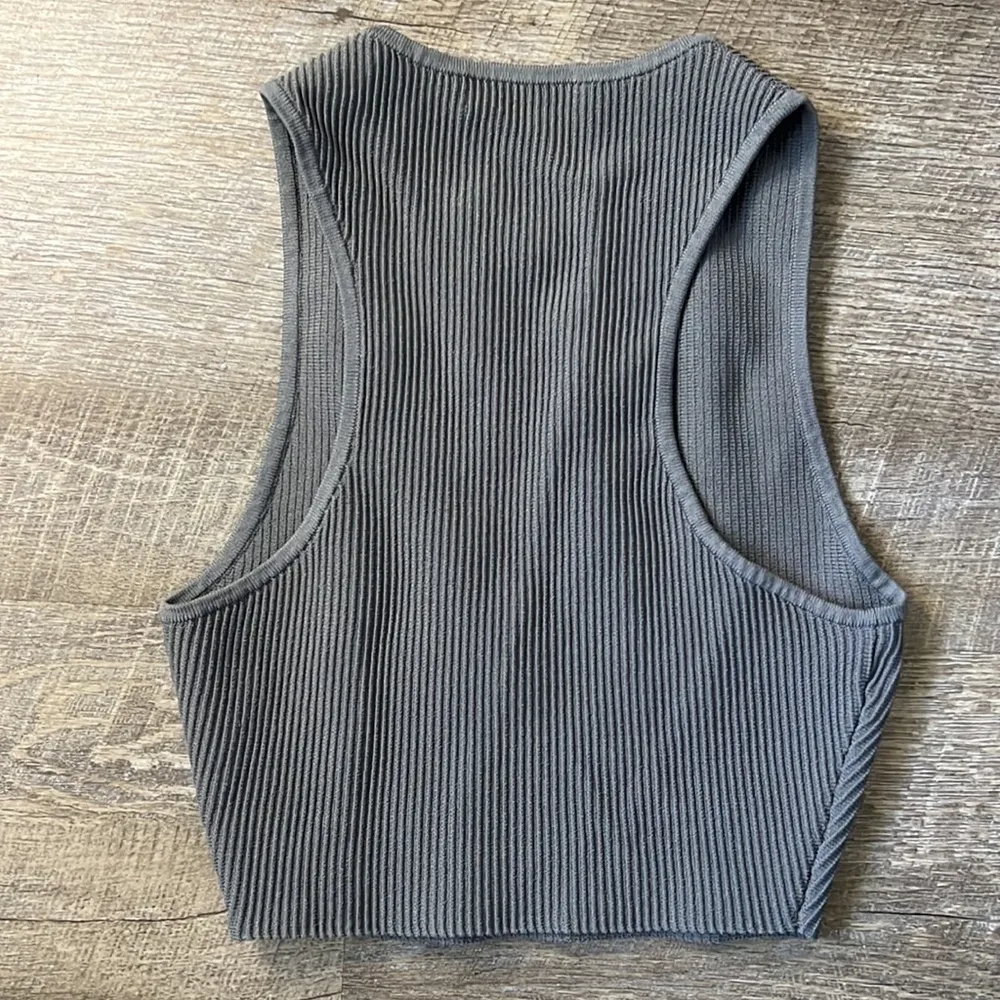 Aritzia Babaton Sculpt Knit Racer Cropped Grey Tank Top Size Small - Image 3