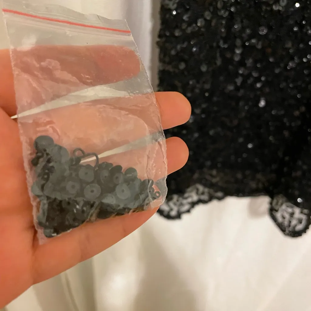 Only worn once designer black Sequins and beads lace evening dress size 4 - Image 9