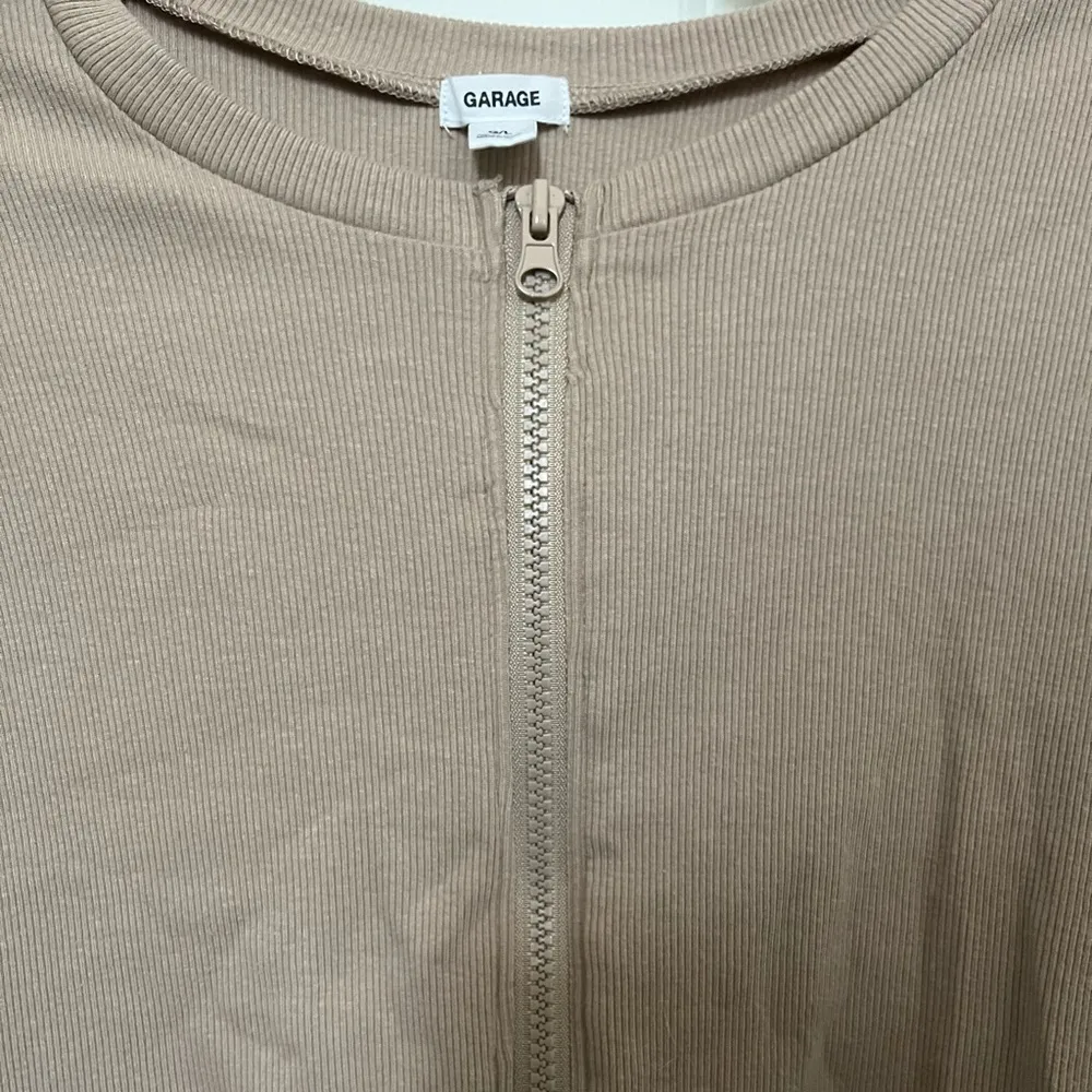 light brown/tan double zip up ribbed casual short tee shirt - Image 5