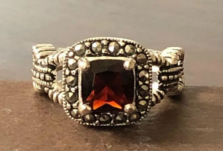 Cushion Cut Garnet Marcasite Metalwork Sterling Silver Ring Sz 6-1/2 - Image 3