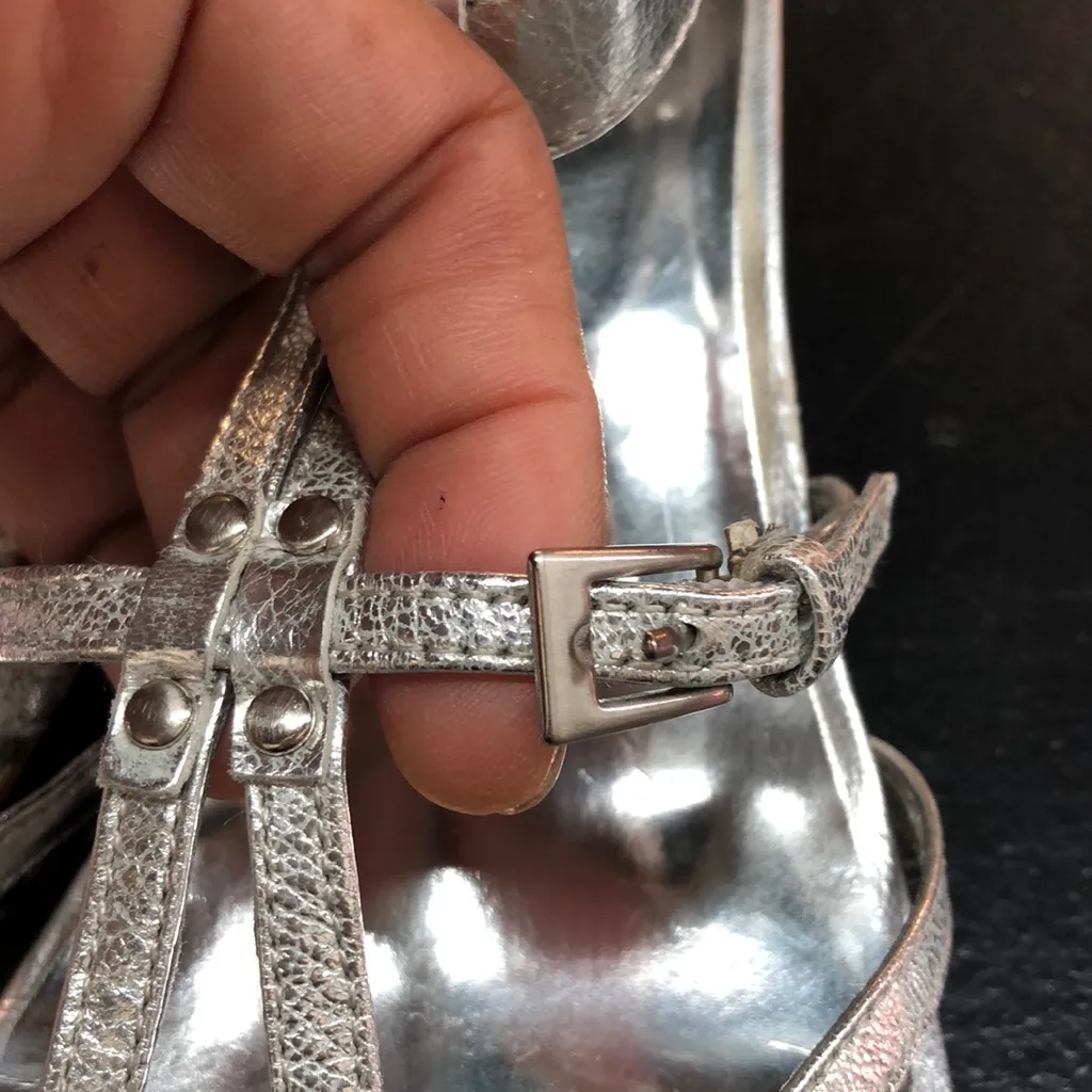Size 8 medium Nine West Silver low heels - Image 5