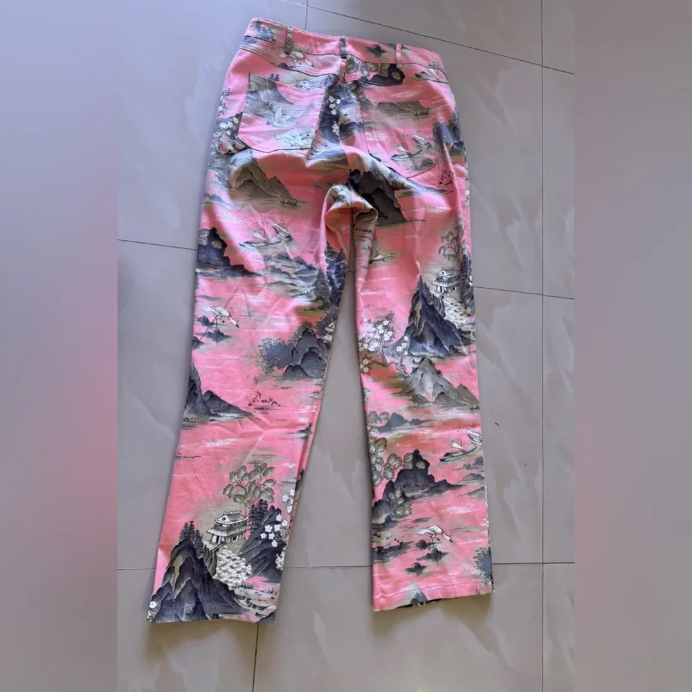 Pink Scenic Print Trousers size 8 zipper stamped floral pink pants pockets - Image 5