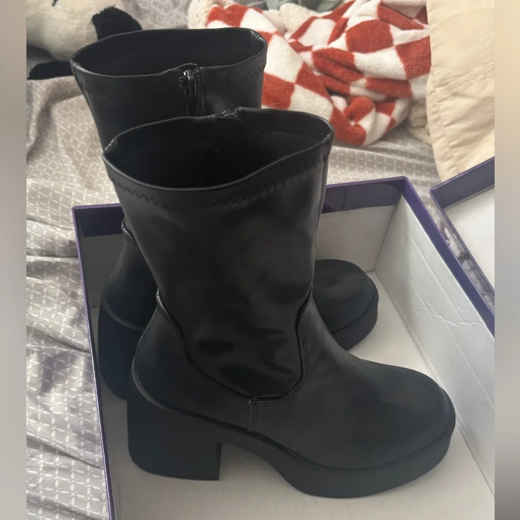 Black Women's Platform Boots - Image 2