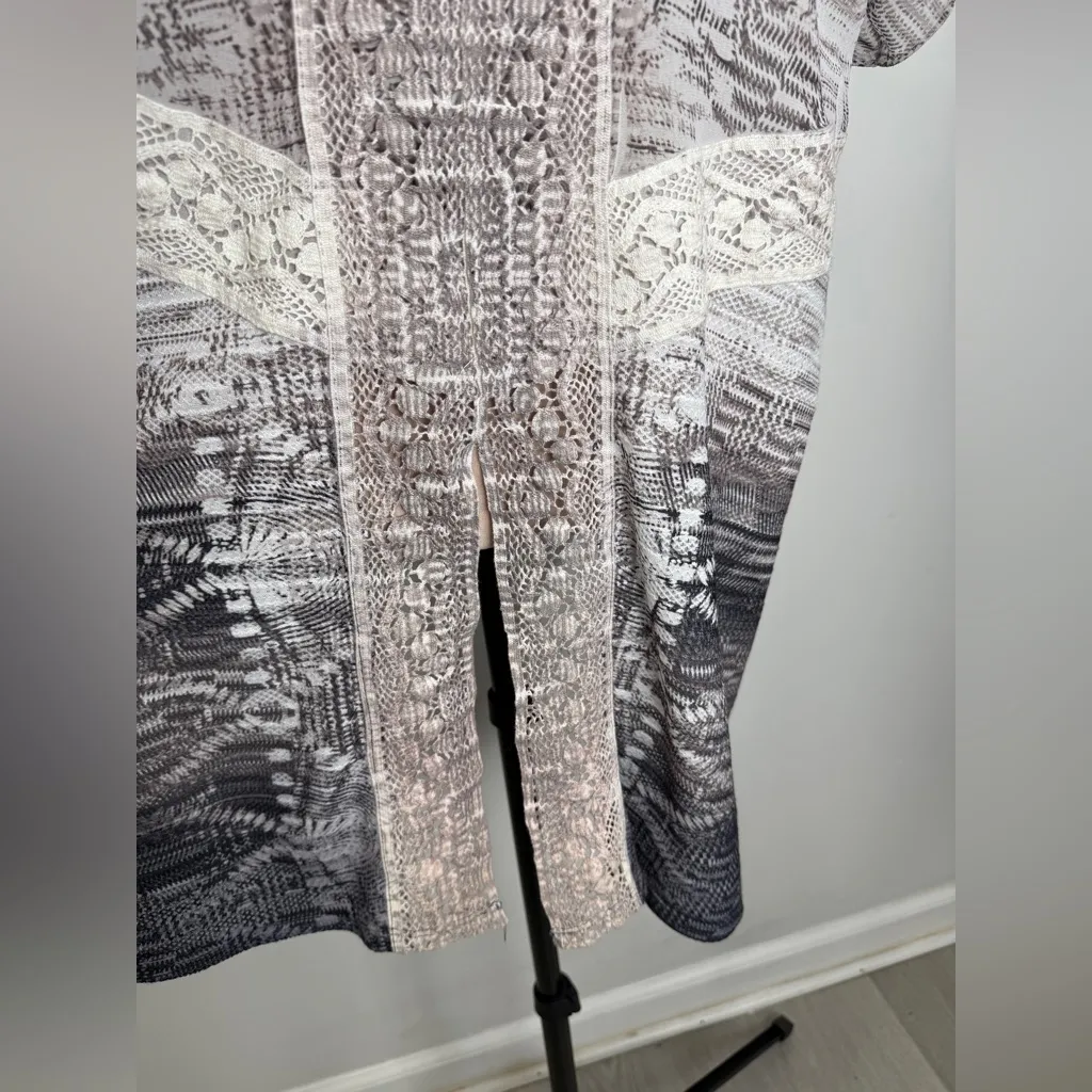 Chic Monochrome Women's Blouse Black Size 1X - Image 4