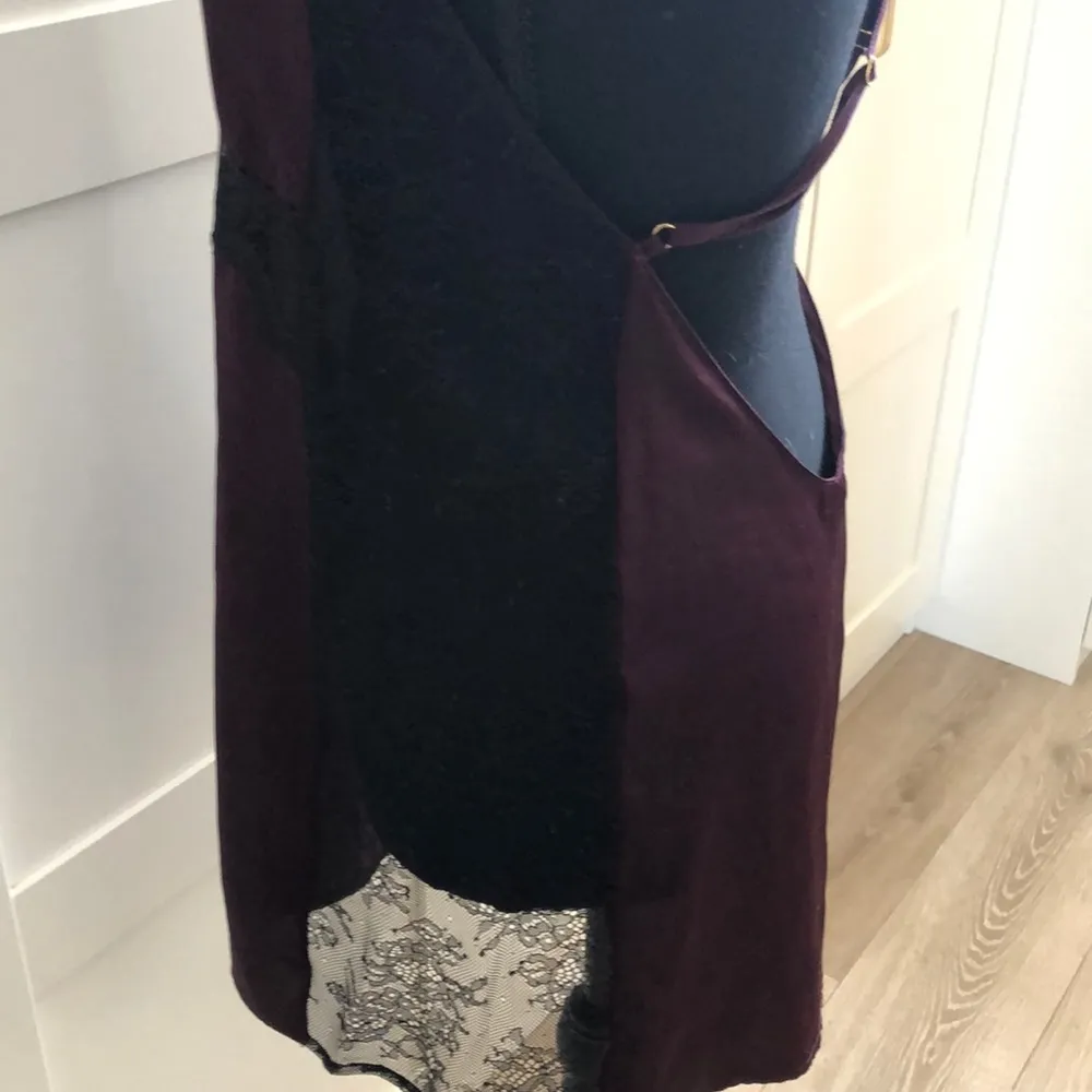 Victoria Secret silky slip with BLK  lace sides - Image 5