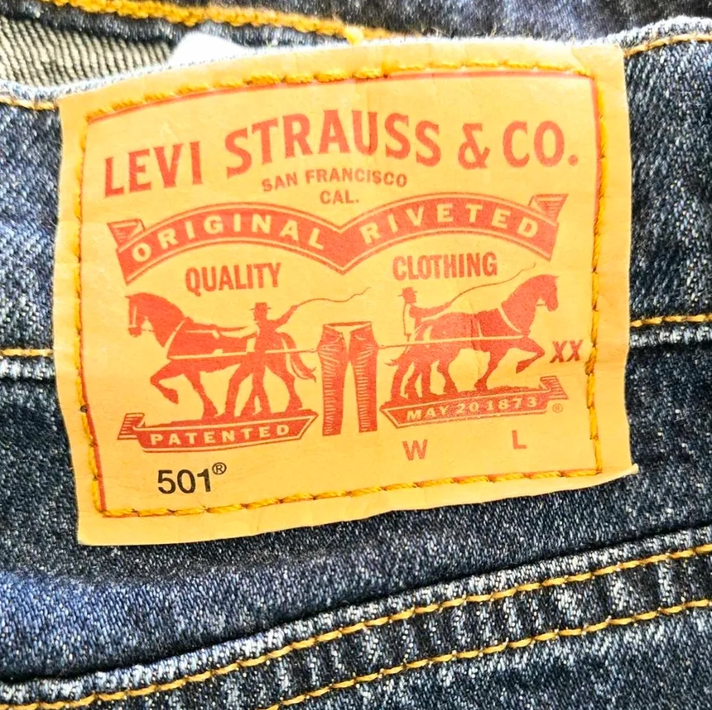 LEVI'S 501 Dark Wash Cut-Off High Rise Jean Shorts size 30 - Image 4