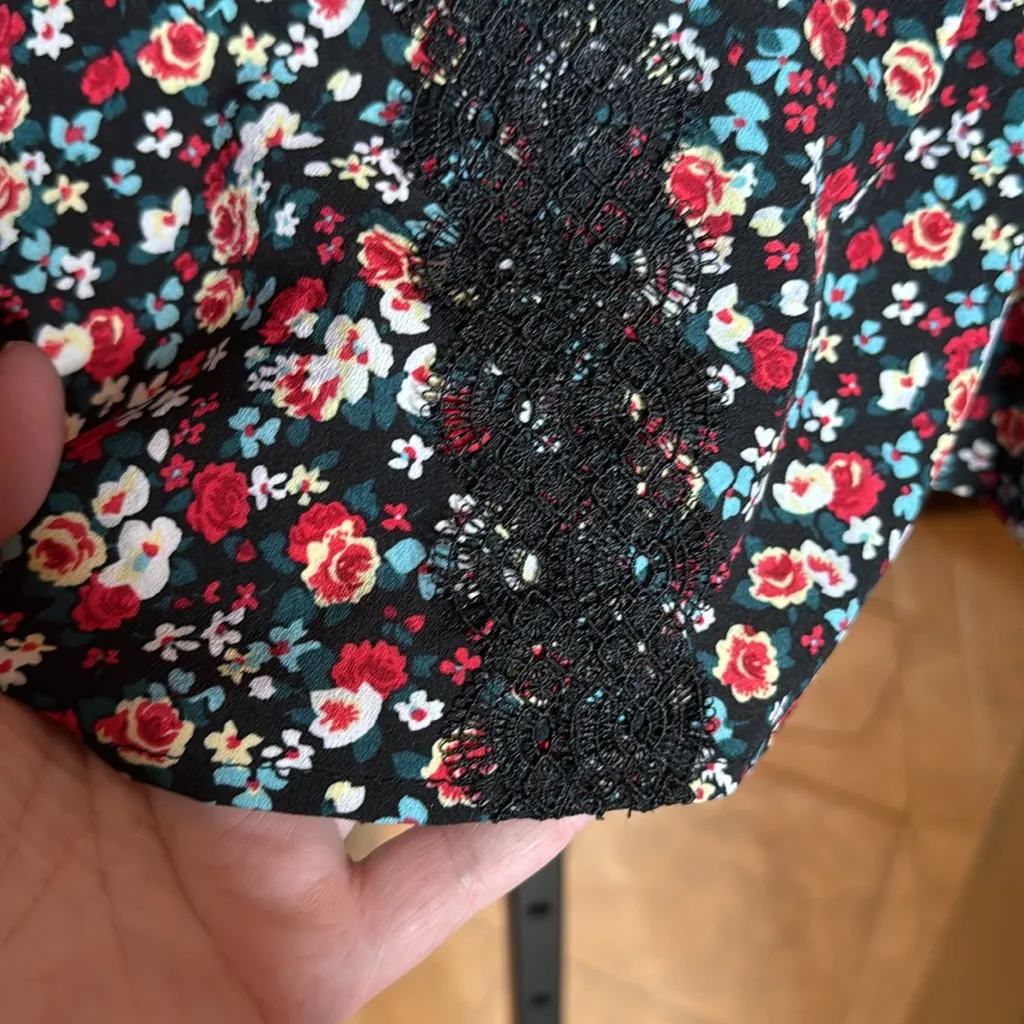 SHEIN Floral Print Lace Trim V-neck Blouse Black Red Blue Green Size Small - Image 9