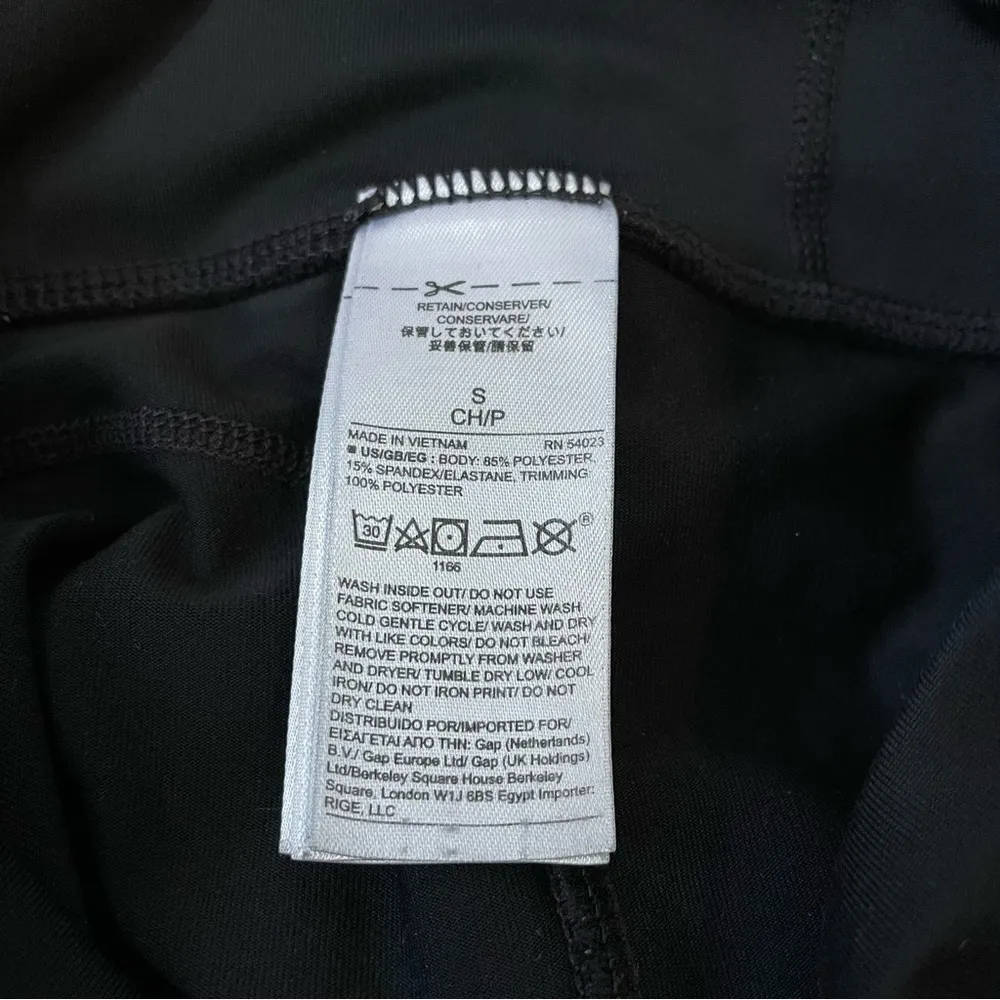 Gap Fit Black Leggings with Zippered Pocket Size Small - Image 3