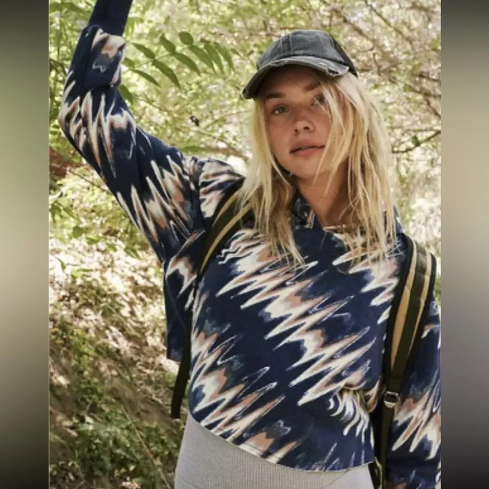 NWOT Free People Movement Half Time Printed Navy Cropped Hoodie size Small - Image 2