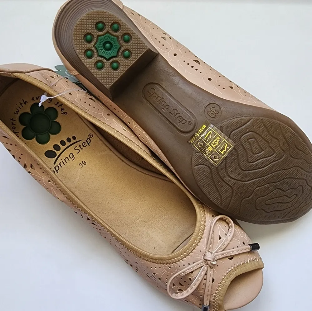 Spring Step beige laser cut peep toe heels size 39 (8½) - Image 6