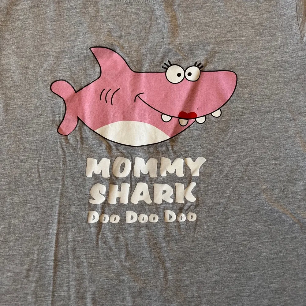 Women’s Mommy Shark Gray T shirt Sz M Size M - Image 3