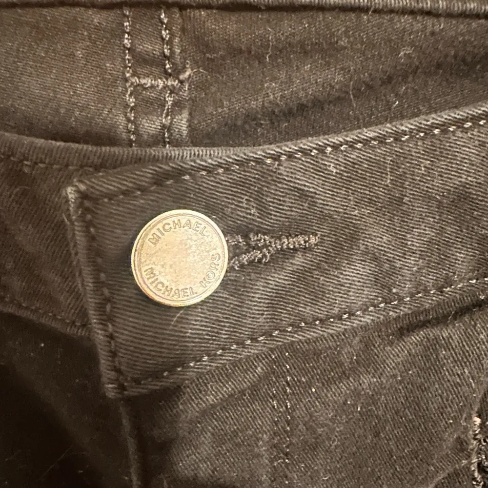Michael Kors Black skinny jeans - size 6, front zipper detail,preloved condition - Image 3