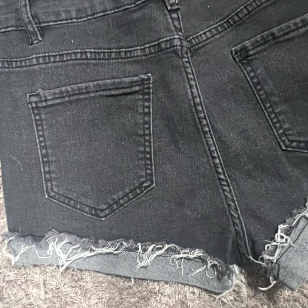 New black distressed denim shorts - Image 3