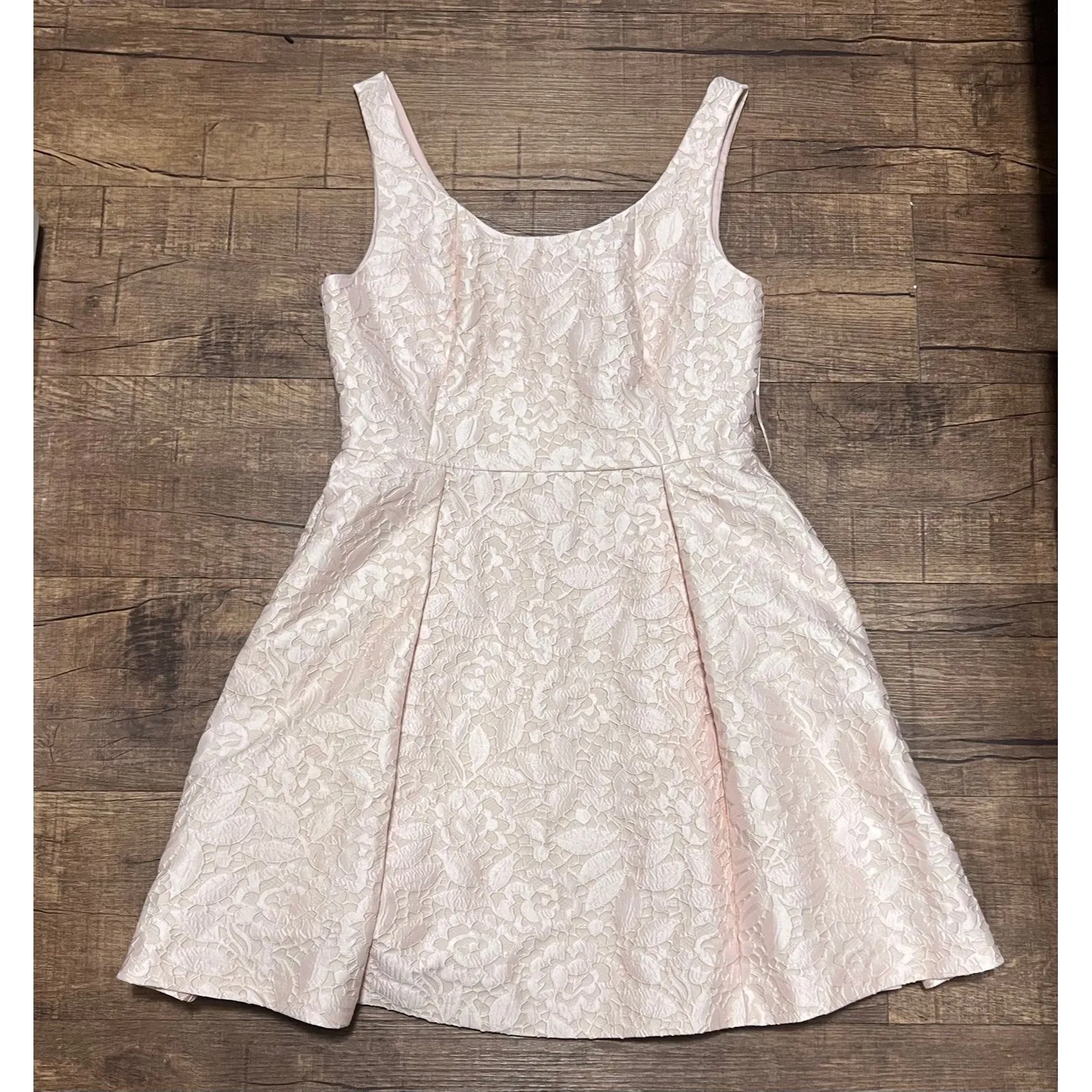 Halston blush pink lace floral jacquard pleated dress. - Image 3