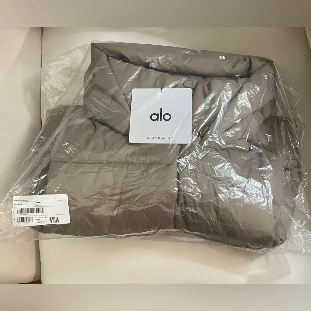 ALO Yoga NWT Gold Rush Puffer Vest Cropped Jacket on Light Cocoa Color Size S - Image 10