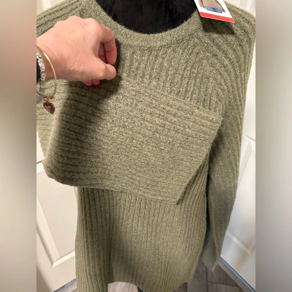 NWT Fever Ribbed Crewneck Sweater with Bell Sleeves Size Medium Green - Image 7