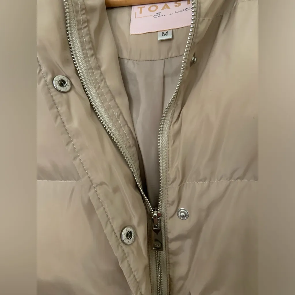 Toast Society Aries women’s M Tan Zip Snap Button Hooded Oversized Puffer Vest Size M - Image 6