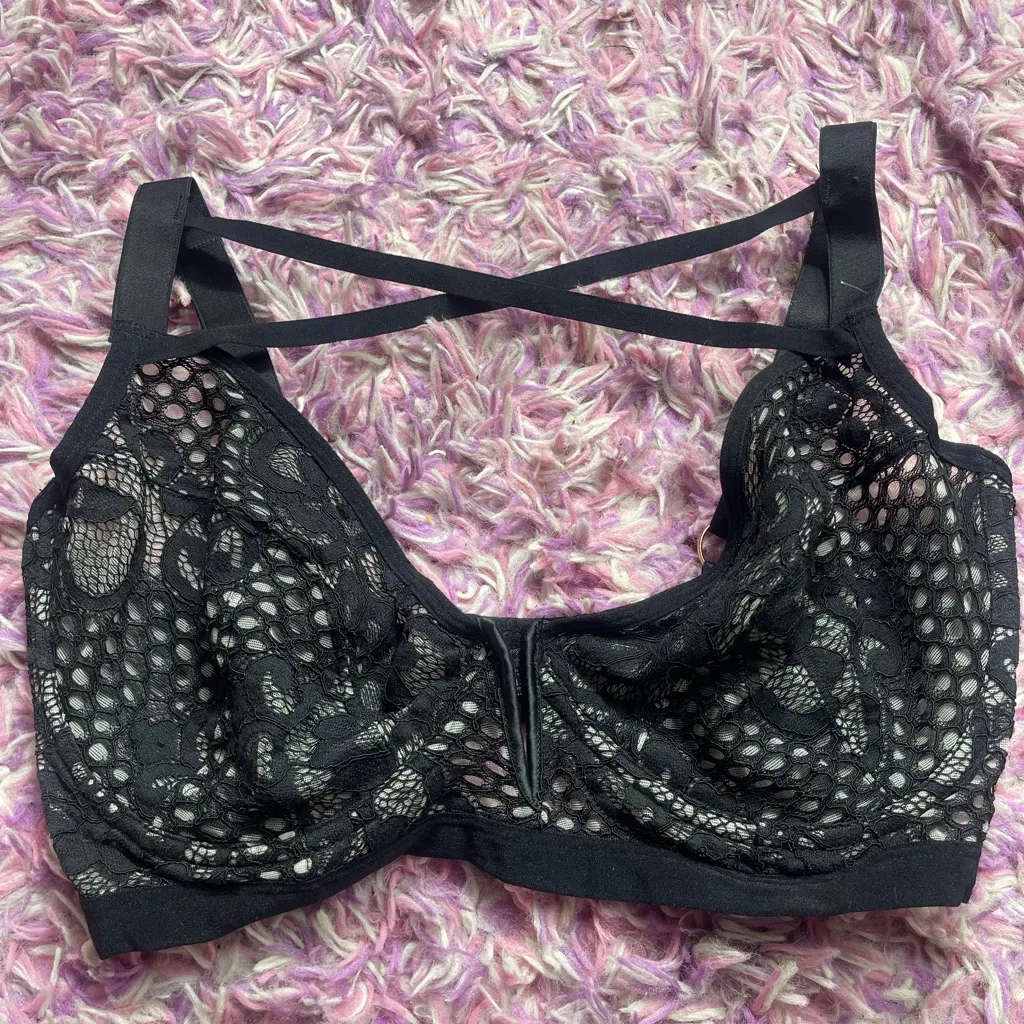 Chic Black Lace Strappy Bra Size undefined - Image 4