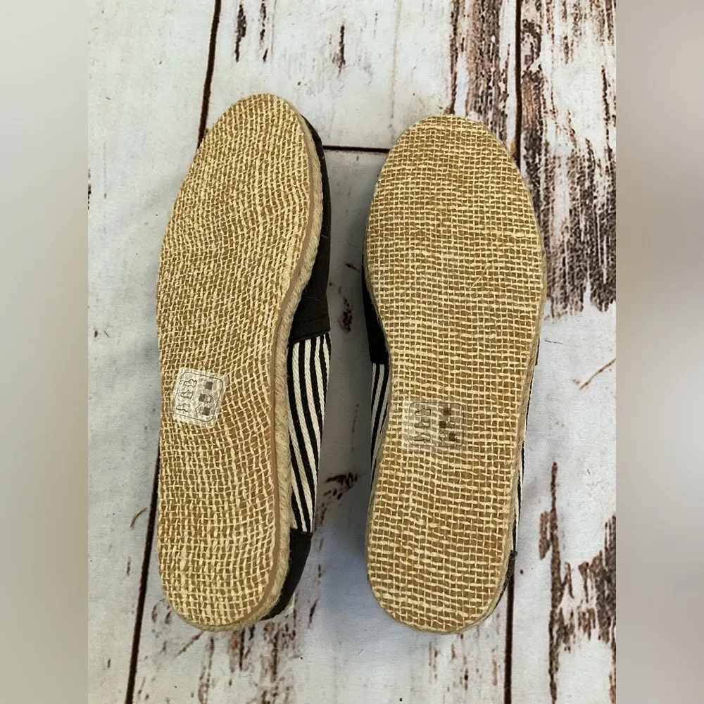 NWOT TOMS DISTRESSED BLACK AND CREAM STRIPPED ESPADRILLE STYLE SLIP ON SHOES - Image 5
