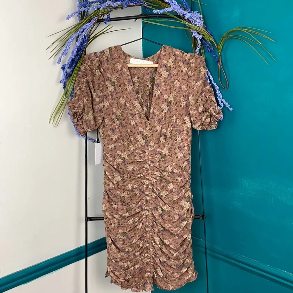 Astr the Label NWT puff sleeve ruched floral dress - Image 3