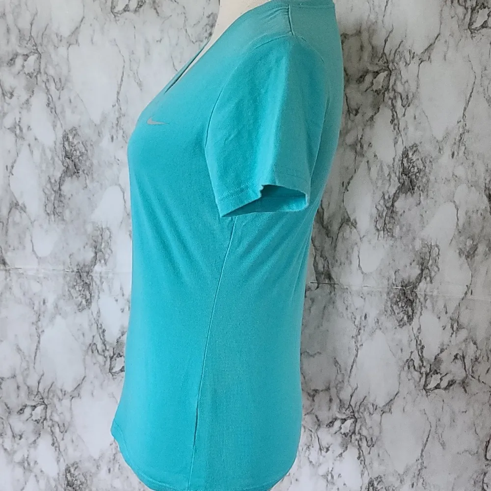 Nike vneck tee size small - Image 3