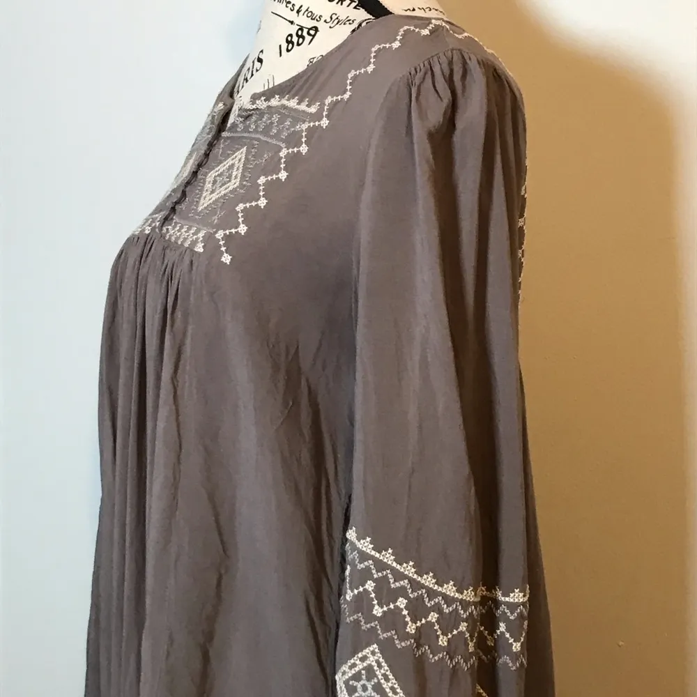 MONORENO EMBROIDERED HI-LO LIGHTWEIGHT SMOCK TOP  TAUPE SZ SMALL 100% RAYON - Image 7