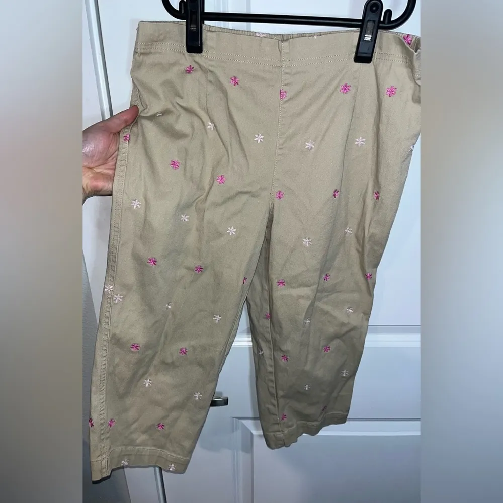 White Stag Khaki Crop Below-The-Knee Embroidery Y2K Pink Flower CapriPants Size8 - Image 5