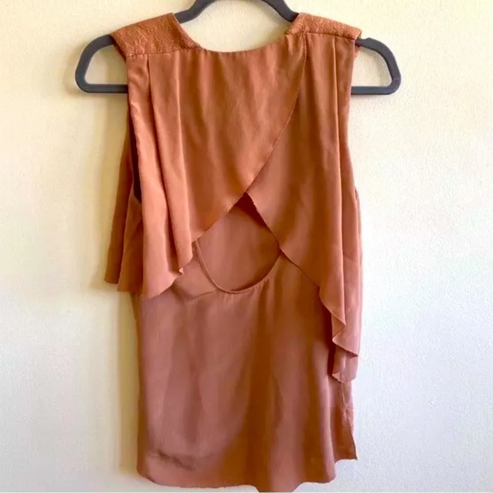 Aritzia Le Fou X Wilfred 100% Silk tiered cream tank, padded shoulder, xxs - Image 2