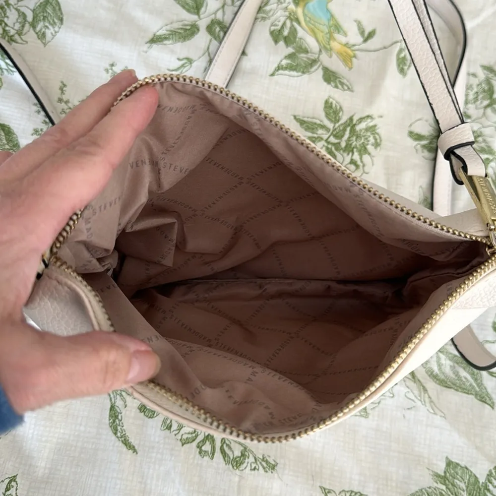 Gently Used Cream/White Steve Madden Tote w/Crossbody Set.  Gold Accents - Image 7