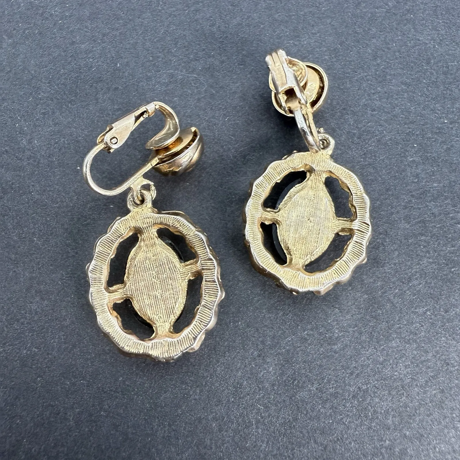 VTG JUDY LEE BLACK WHITE CAMEO SHINY GOLD DOOR KNOCKER DANGLE EARRINGS CLIP - Image 2