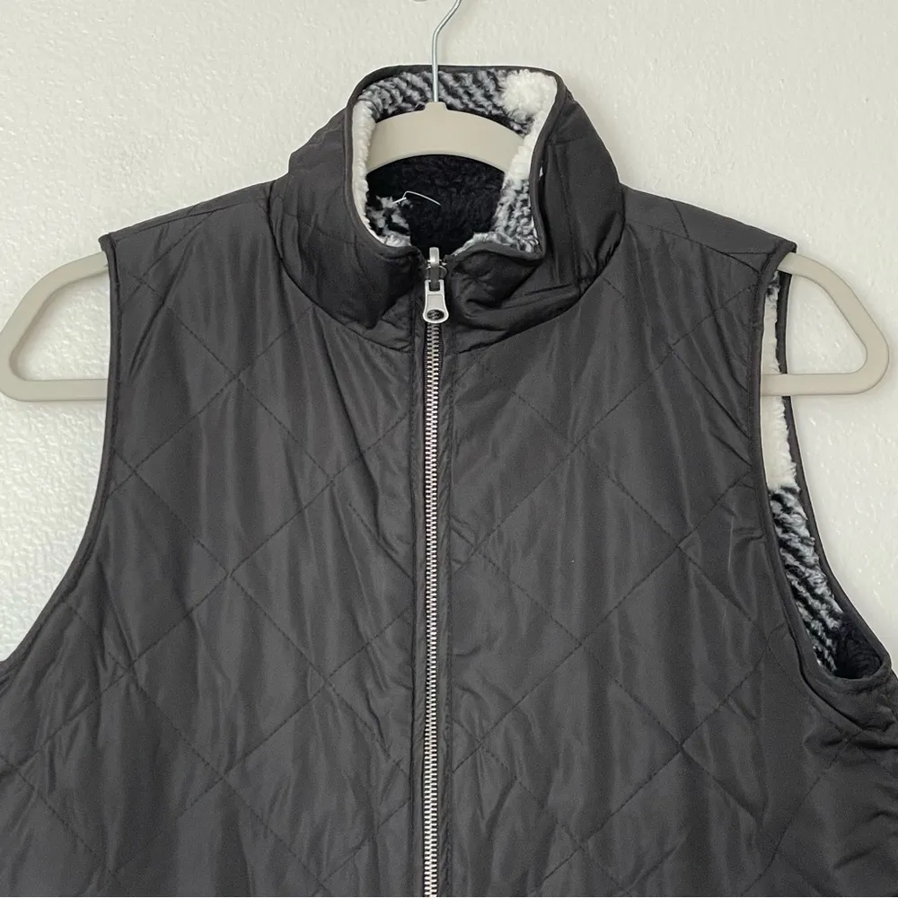 NWOT Thread & Supply Reversible Black/White Plaid Sherpa Fuzzy Vest Size Small - Image 3