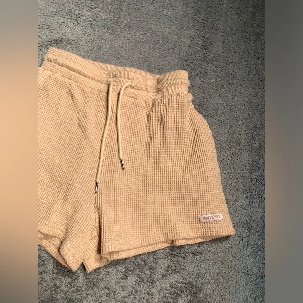 White fox boutique Tan Waffle lounge Shorts small - Image 3