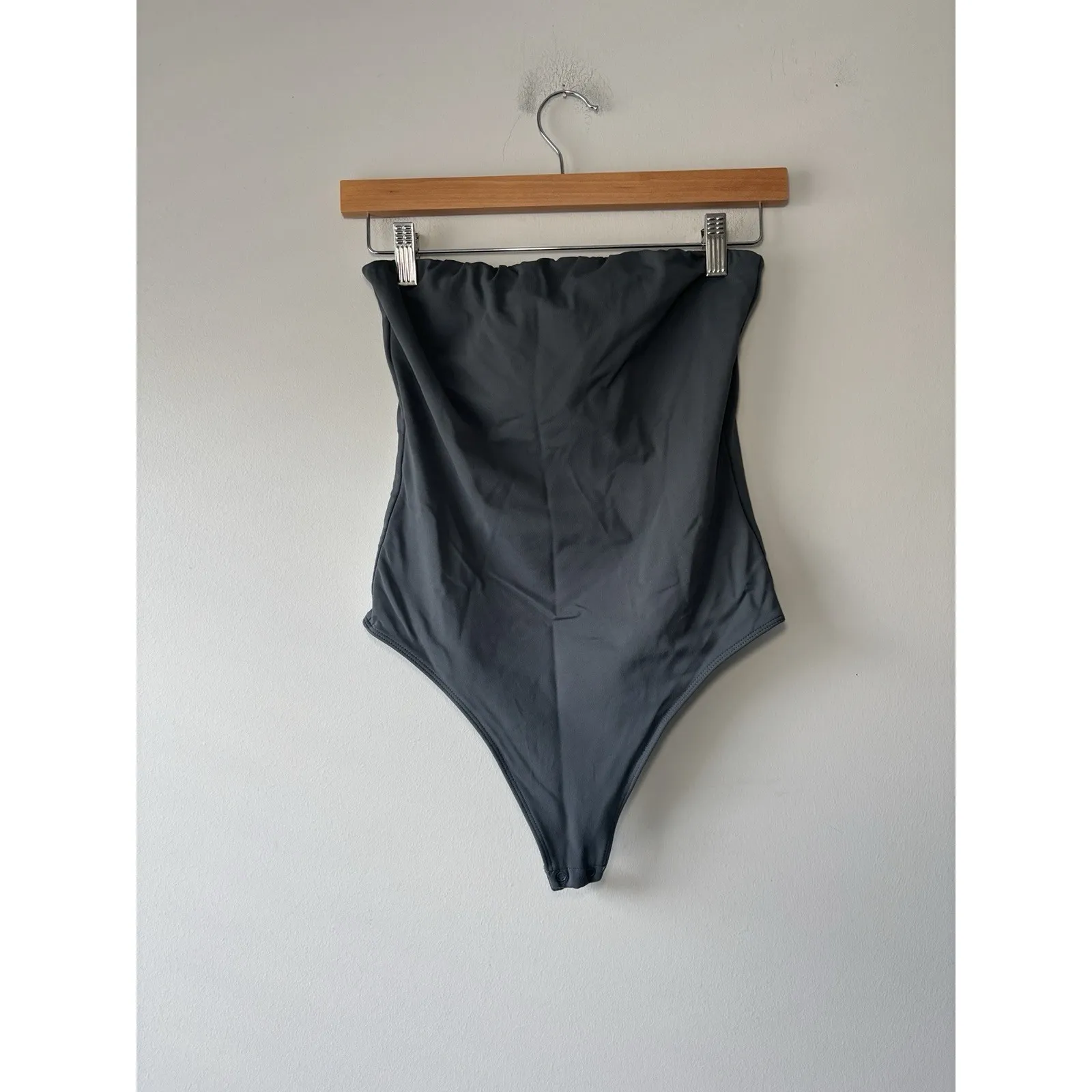 Babaton Aritzia‎ Charcoal Contour Strapless Tube Thong Bodysuit Top Size Medium - Image 2