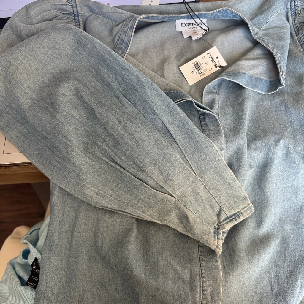 NWT Express Portofino Women's Light Blue Denim Blouse Top Puff Sleeves - Image 9
