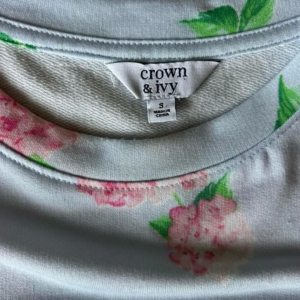 Crown & Ivy Floral Smocked Puff Sleeve T-Shirt (Size Small) - Image 5