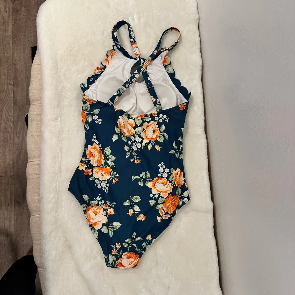 Cupshe one piece swimsuit! Green floral, scalloped crisscross swimmer size small - Image 3