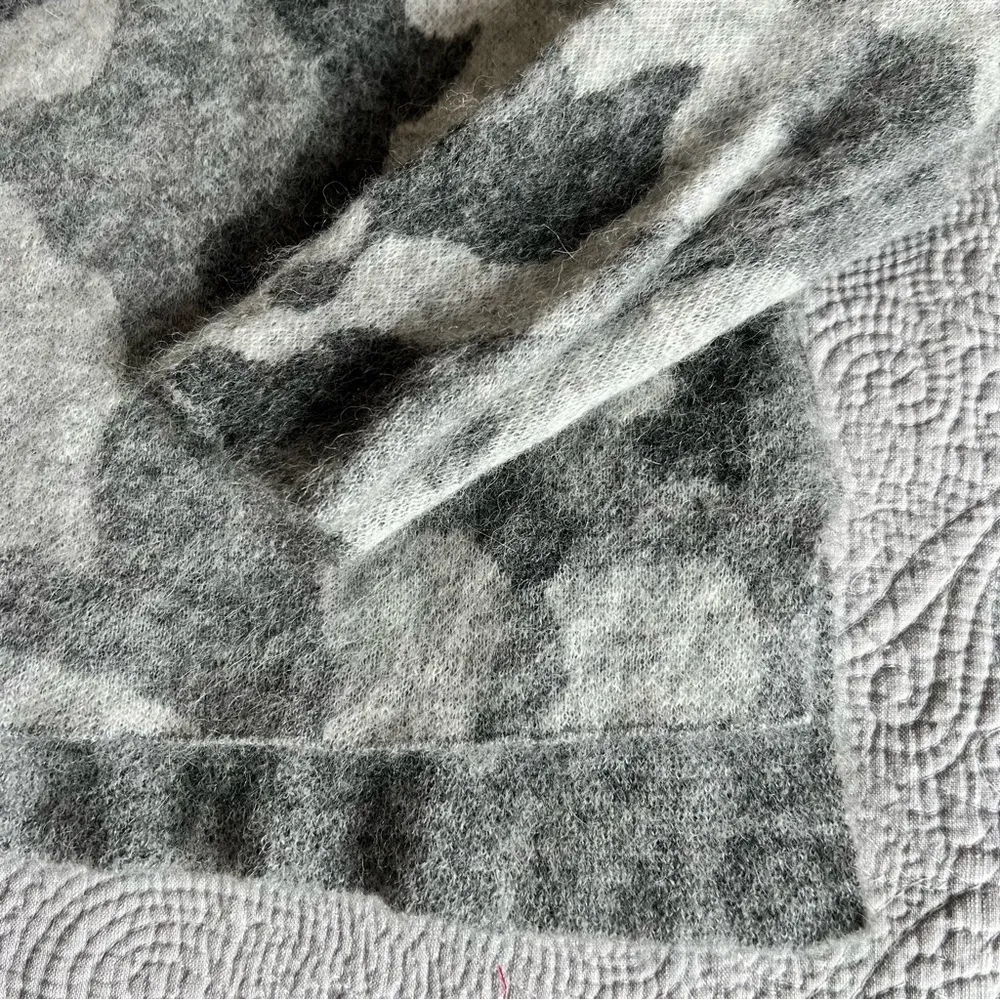 Athleta Undercover Sweater Gray Camo M Medium Alpaca Merino Wool Cozy Crewneck - Image 4